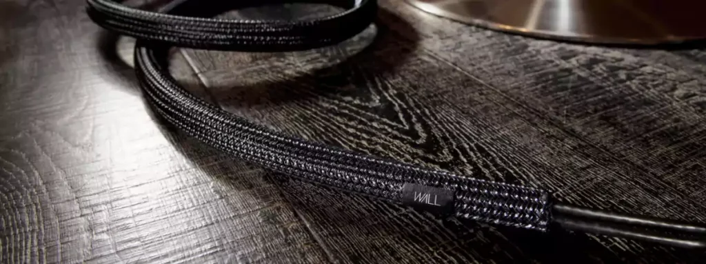 見た目の美しいメッシュ素材を採用したインテリアコードカバー。